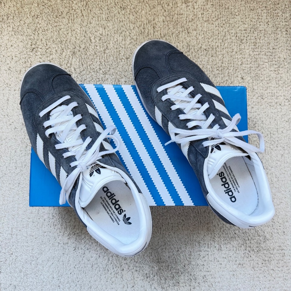 Men's Adidas Gazelle Tennis Shoes, BB5478, size 10.5 in navy. - Picture 2 of 5